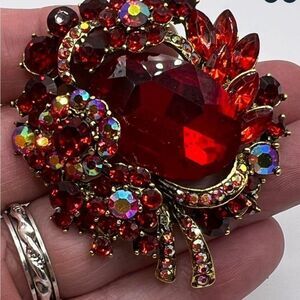 ♥️ NEW Stunning & Elegant Red Crystal Cluster Brooch ♥️